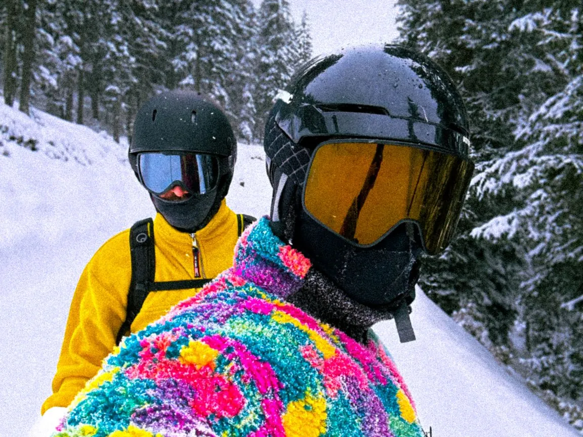 Kobe en Helder in skiuitrusting op een besneeuwd bospad